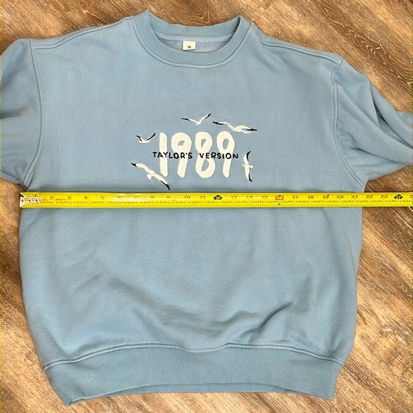 Blue Women's Crewneck Sweatshirt Size M Embroidered 1989 Taylor's Version - Picture 9 of 12